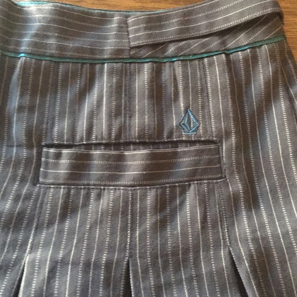 Volcom Gray Striped Pleated Skirt - Sz 5 - Picture 4 of 5
